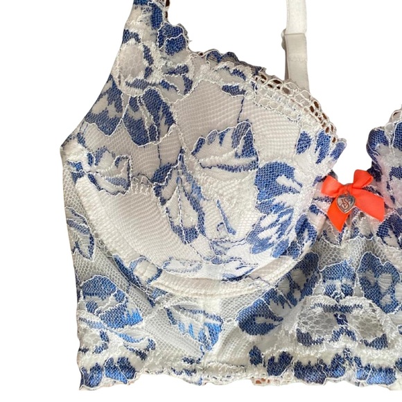 Feminine White and Blue Lace Victoria’s Secret Bra 32B - Picture 3 of 4